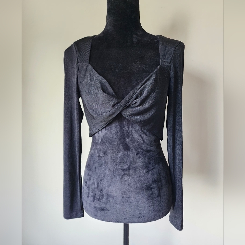 White Fox Longsleeve Black Crop Top Women's Size M.